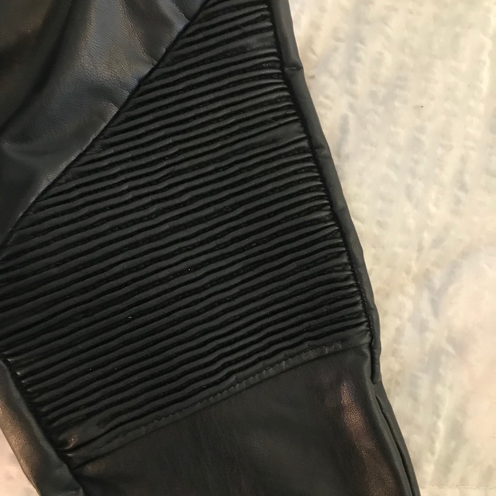Description:
Nordstrom Preggo Leggings Rockstar